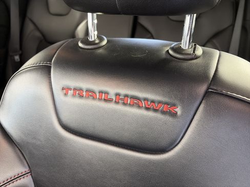 Used 2020 Jeep Cherokee Trailhawk AWD/4WD image 14