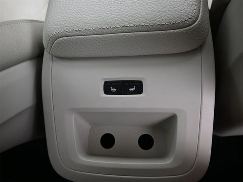 Used 2022 Volvo S60 B5 Momentum w/ Premium Package image 32