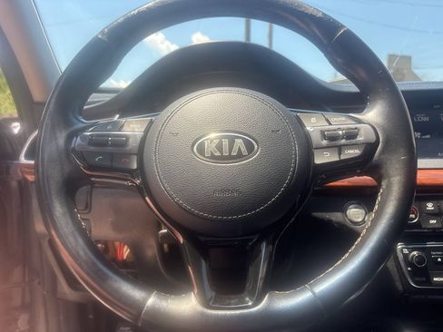 Used 2017 Kia Cadenza Premium w/ Luxury Package FWD image 10