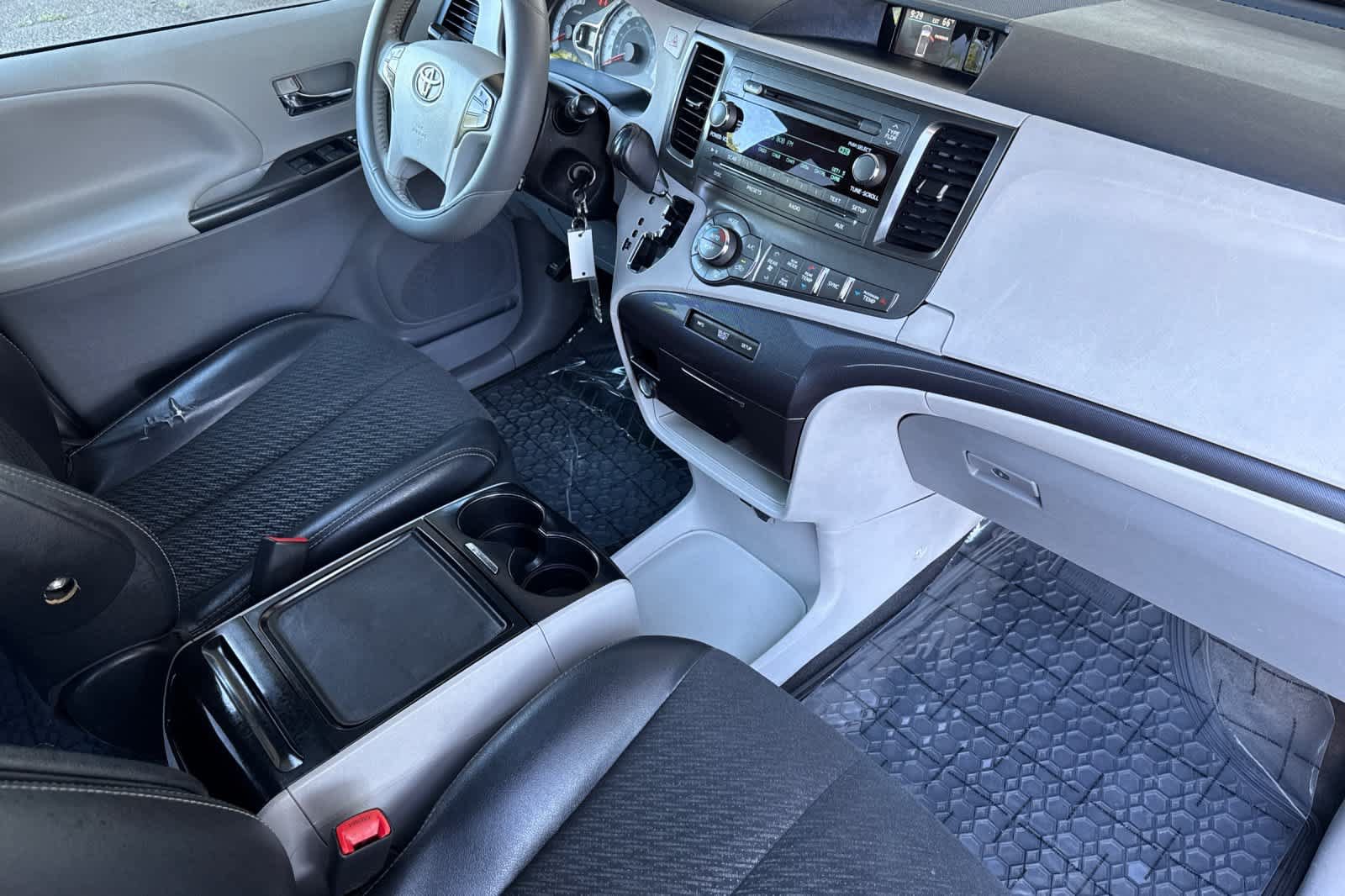 Used 2012 Toyota Sienna SE FWD image 18