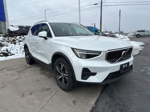 Certified 2025 Volvo XC40 B5 Core image 3