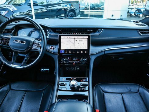 Used 2022 Jeep Grand Cherokee Overland image 3