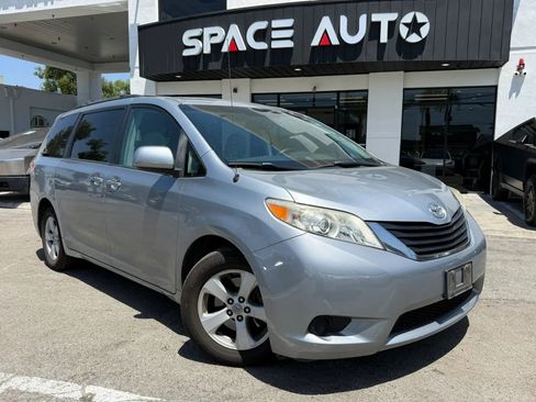 Used 2011 Toyota Sienna LE w/ Towing Pkg FWD image 1