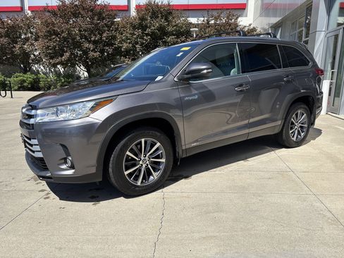 Used 2019 Toyota Highlander XLE AWD/4WD image 3