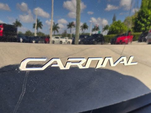 Used 2023 Kia Carnival EX image 14
