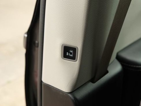 Used 2023 Chrysler Pacifica Touring-L image 33