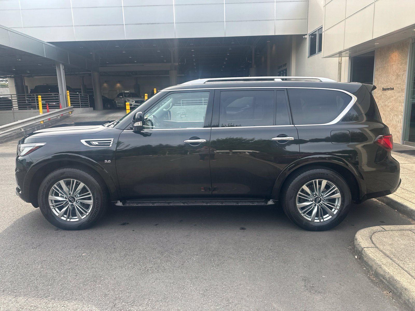 Used 2019 INFINITI QX80 Luxe w/ Proassist Package AWD/4WD image 2