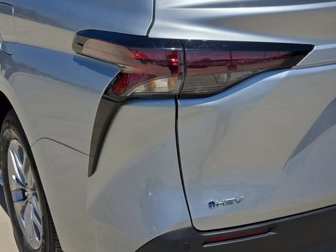 Used 2025 Toyota Sienna XLE FWD image 27