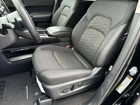 Used 2025 Nissan Pathfinder SV FWD image 34