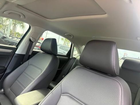 Certified 2022 Volkswagen Passat 2.0T SE FWD image 23
