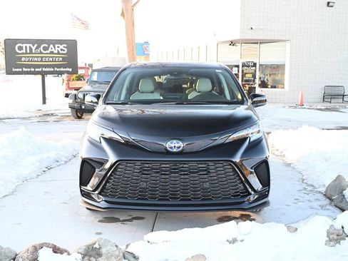 Used 2025 Toyota Sienna XSE image 2