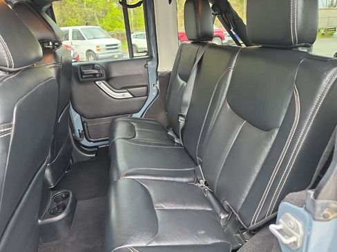 Used 2015 Jeep Wrangler Unlimited Sahara w/ Dual Top Group AWD/4WD image 19