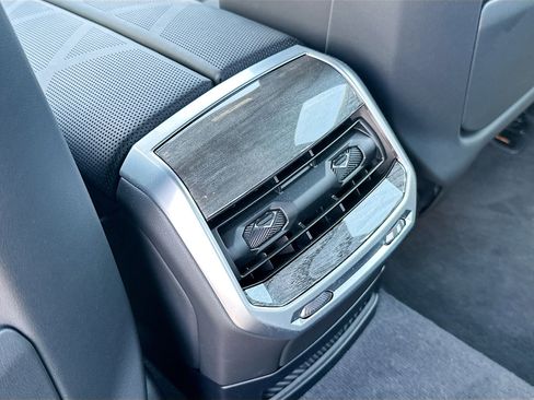 Used 2024 BMW i7 xDrive60 w/ Executive Package image 25