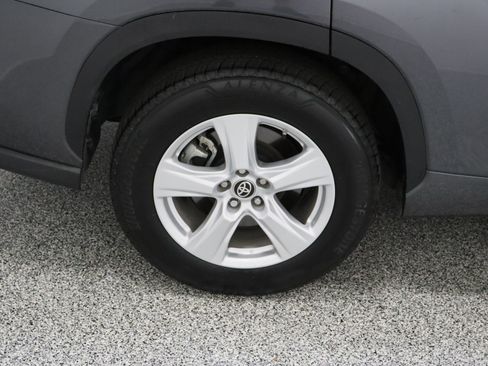 Used 2025 Toyota Highlander LE FWD image 6