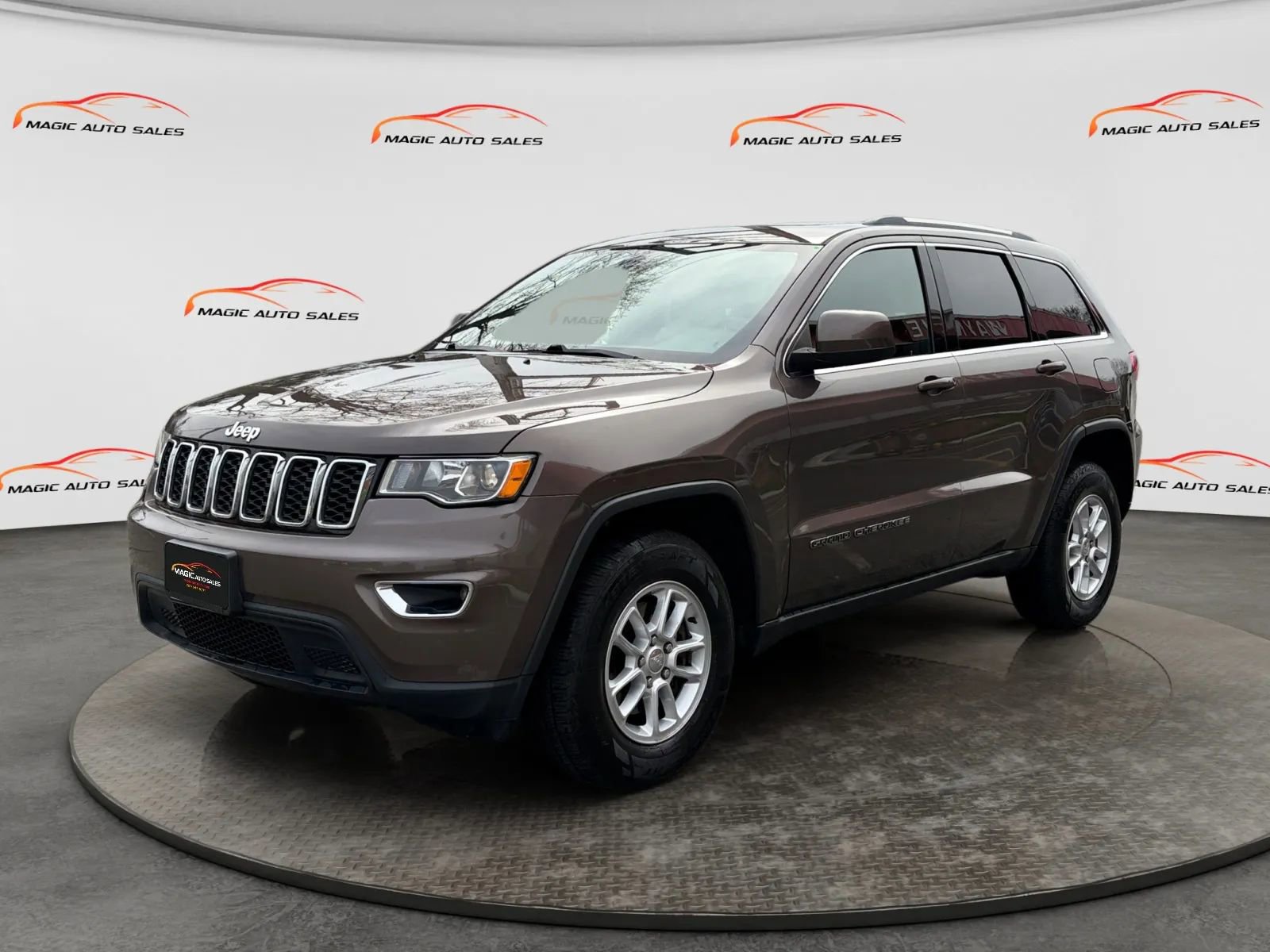 Used 2019 Jeep Grand Cherokee Laredo AWD/4WD image 1