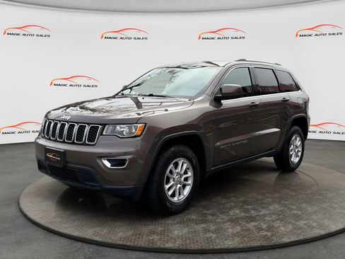 Used 2019 Jeep Grand Cherokee Laredo image 1