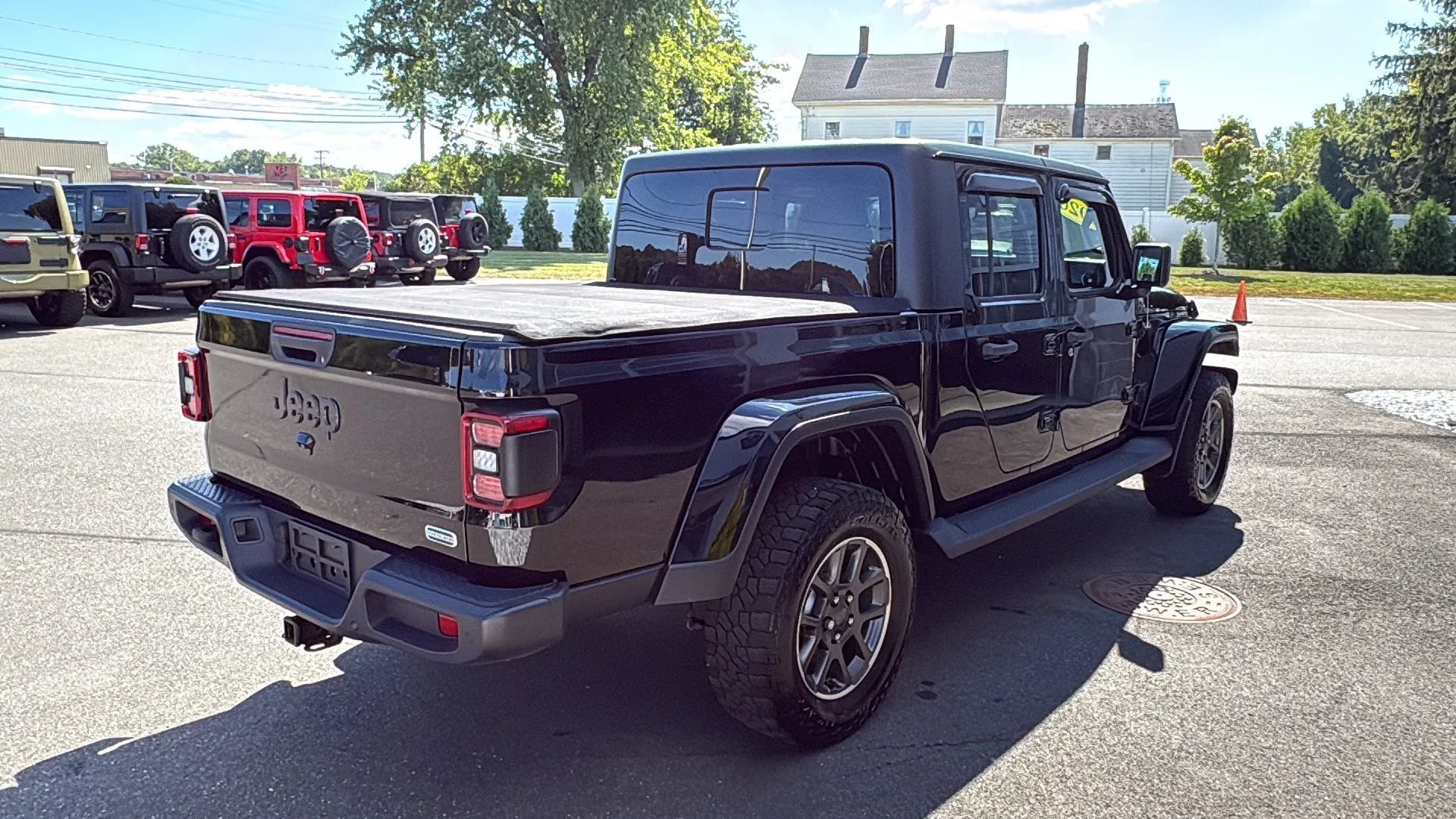 Used 2020 Jeep Gladiator Overland AWD/4WD image 12