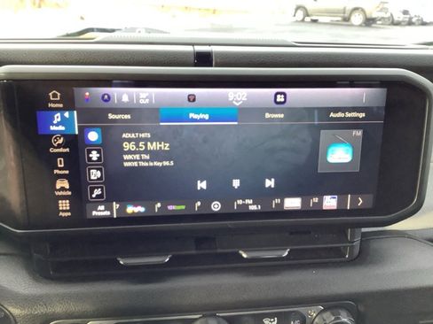 Used 2025 Jeep Gladiator Sport image 16