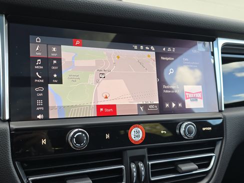 Certified 2025 Porsche Macan image 24