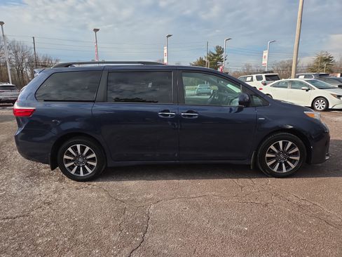 Certified 2019 Toyota Sienna XLE image 2