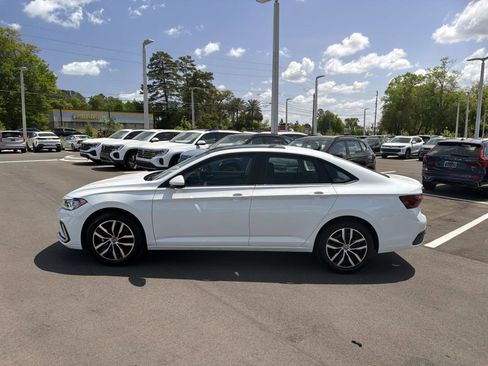Used 2025 Volkswagen Jetta SE image 8