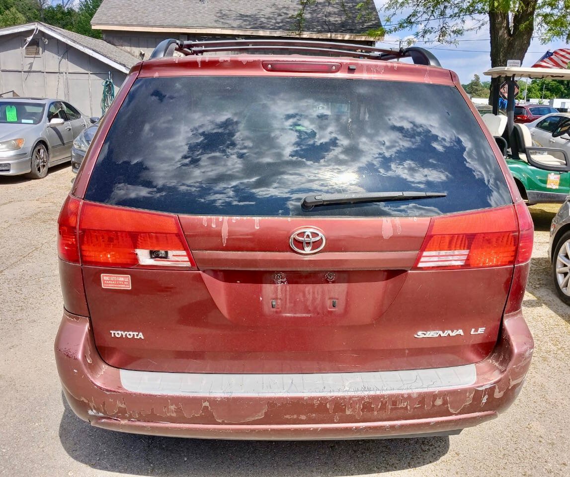 Used 2005 Toyota Sienna LE w/ LE Pkg 8 FWD image 2