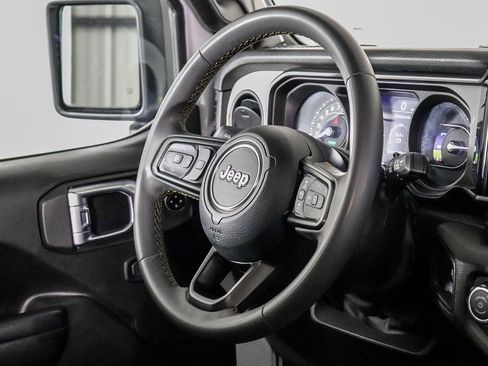 Used 2024 Jeep Wrangler Unlimited image 13