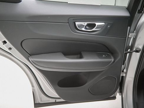 Used 2023 Volvo XC60 B6 Ultimate w/ Protection Package Premier image 18