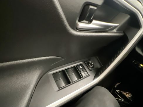 Used 2021 Toyota RAV4 XLE w/ Convenience Package FWD image 17