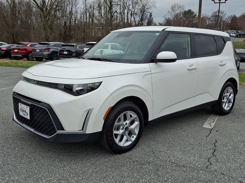 Used 2025 Kia Soul LX image 3
