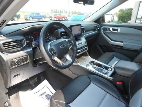 Certified 2023 Ford Explorer XLT w/ Equipment Group 202A AWD/4WD image 3