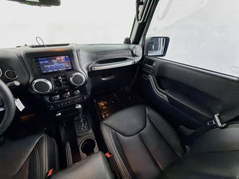 Used 2013 Jeep Wrangler Unlimited Sahara w/ Dual Top Group AWD/4WD image 12