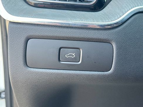 Used 2025 Volvo XC60 B5 Plus image 28