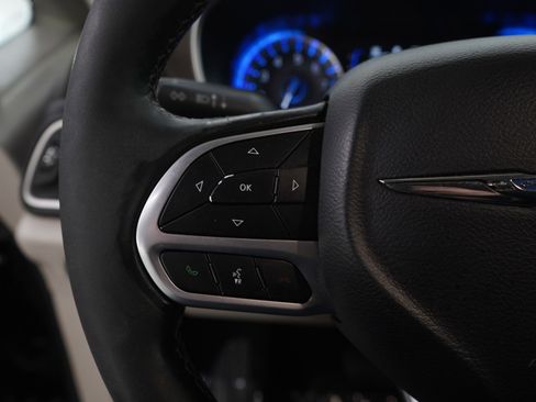 Used 2019 Chrysler Pacifica Touring-L image 19