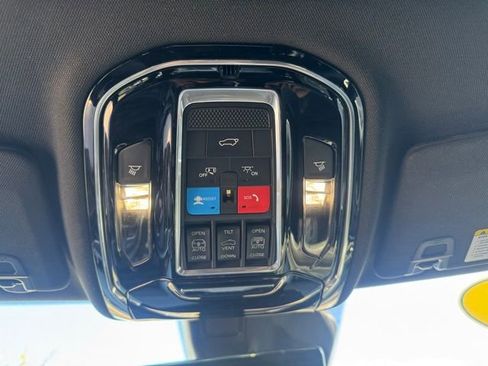 Used 2023 Jeep Grand Cherokee Overland w/ Luxury Tech Group IV AWD/4WD image 36