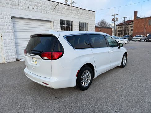 Used 2020 Chrysler Voyager LX image 4