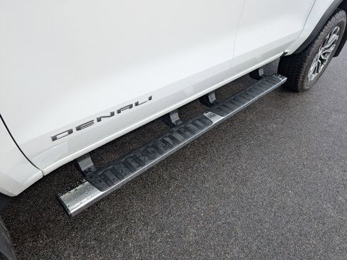 Used 2024 GMC Canyon Denali image 13