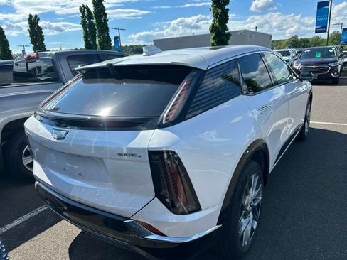 Used 2025 Cadillac Optiq Luxury 2 w/ LPO, Floor Liner Package AWD/4WD image 5