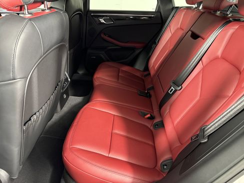 Certified 2025 Porsche Macan image 15