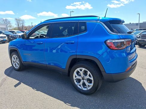 Used 2025 Jeep Compass Latitude w/ Sun & Sound Group AWD/4WD image 4