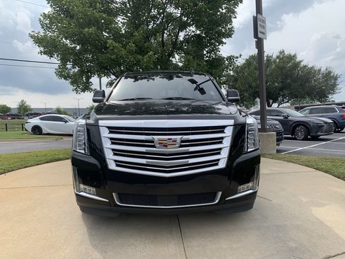 Used 2017 Cadillac Escalade Platinum AWD/4WD image 3