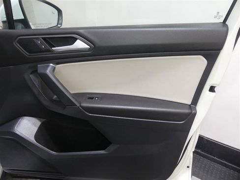 Used 2019 Volkswagen Tiguan SE w/ Panoramic Sunroof Package image 19