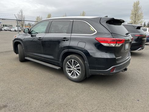 Used 2018 Toyota Highlander XLE image 3