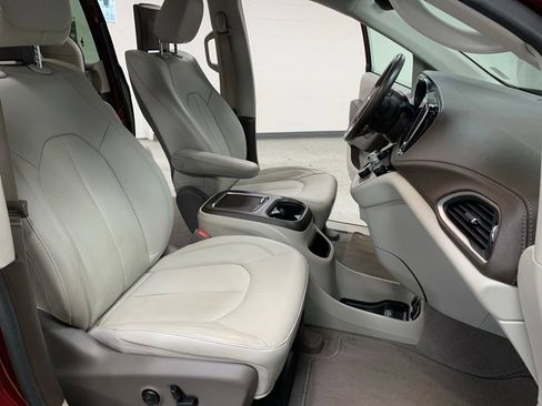 Certified 2021 Chrysler Pacifica Touring-L w/ Uconnect Theater Family Group FWD image 10