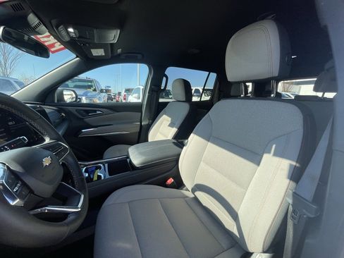 Used 2025 Chevrolet Traverse LT image 21