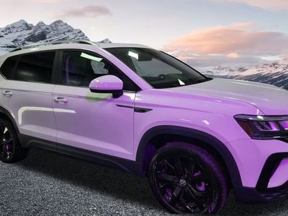 Used 2024 Volkswagen Taos SE w/ Panoramic Sunroof Package