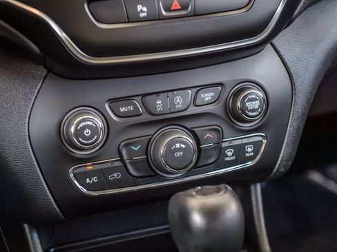 Used 2019 Jeep Cherokee Latitude Plus FWD image 30