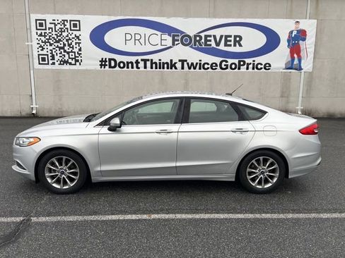 Used 2017 Ford Fusion SE w/ Fusion SE Technology Package image 5