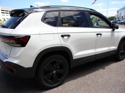 New 2025 Volkswagen Taos SE image 7