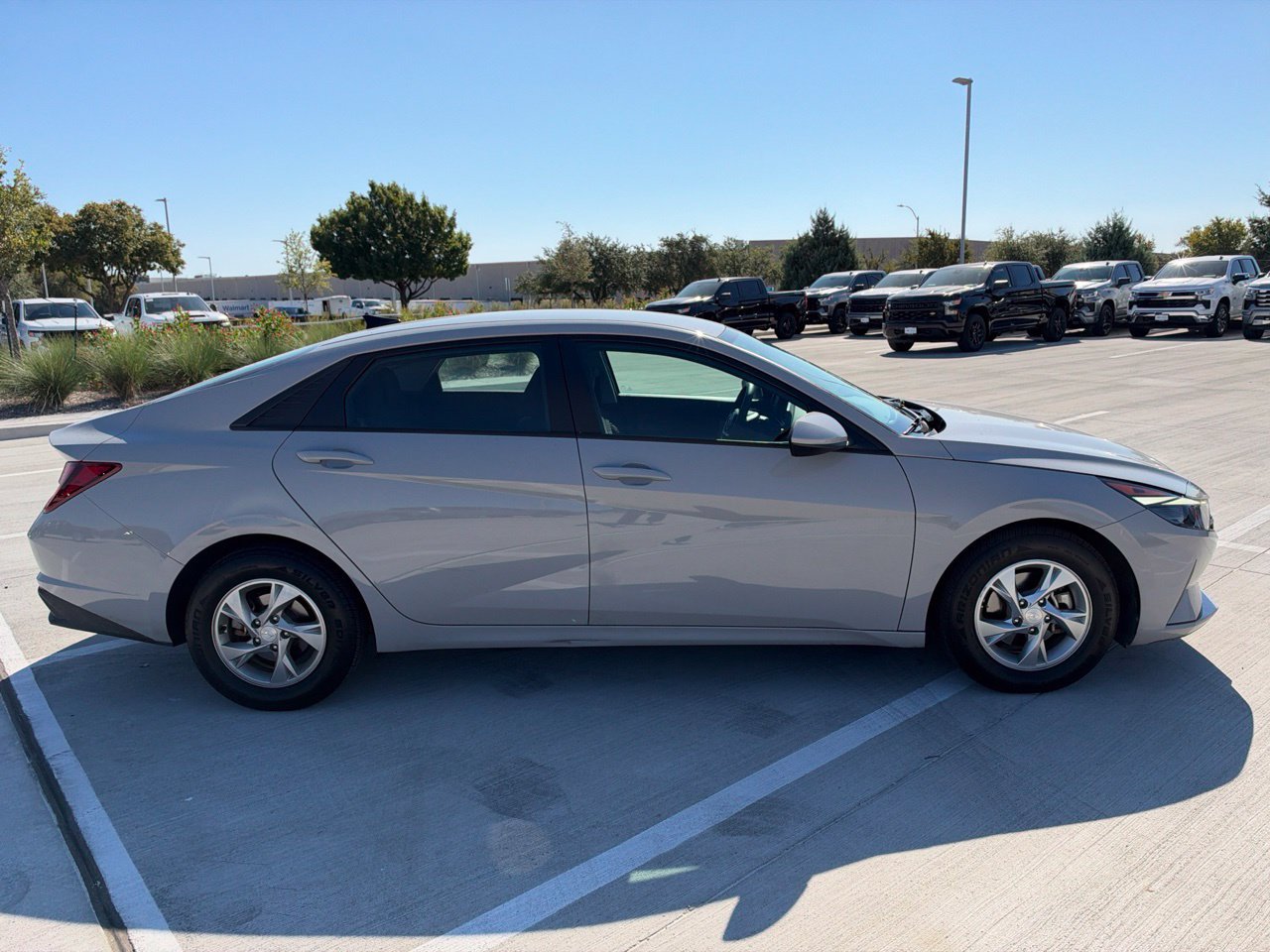 Used 2023 Hyundai Elantra SE FWD image 4